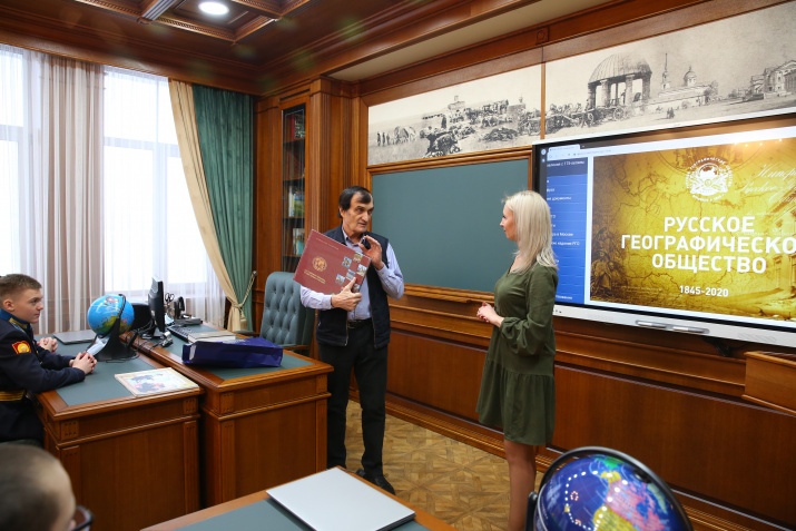 Третий том энциклопедии «Где я должен побывать, чтобы познать Россию» - подарок Оренбургскому Президентскому кадетскому училищу