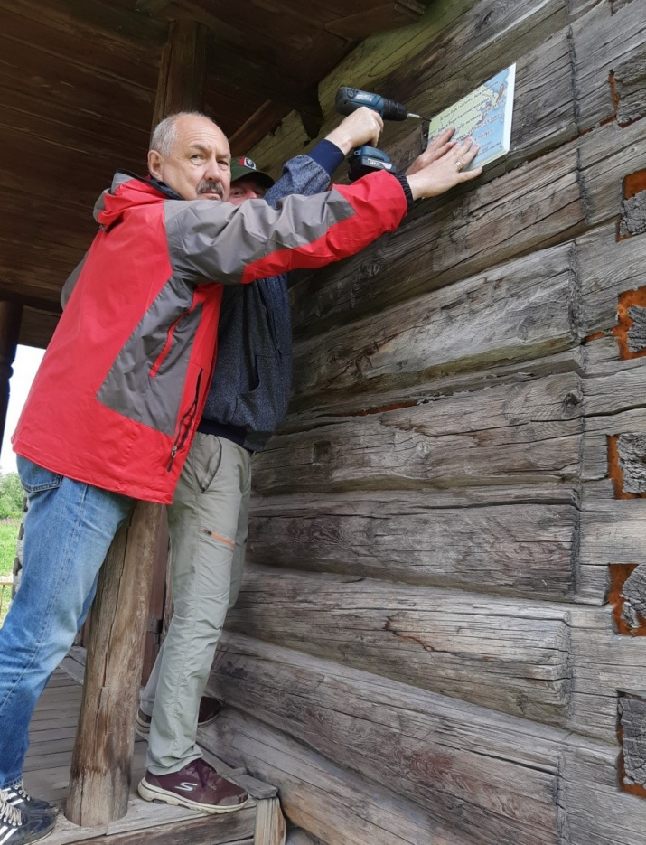 Глава Усть-Камчатского района В.И. Логинов прикрепляет памятный знак ХКО РГО к стене церкви в Нижне-Камчатске Глава Усть-Камчатского района В.И. Логинов прикрепляет памятный знак ХКО РГО к стене церкви в Нижне-Камчатске