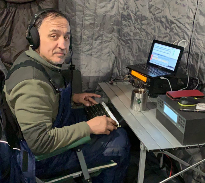 В радиоэфире участник экспедиции - Андрей Моисеев.