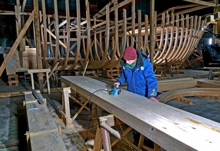 Момент строительства поморского коча. Фото: «Фонд возрождения деревянного судостроения и арктического мореплавания»