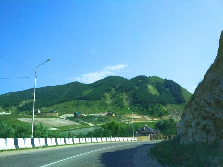 Искусственные лесонасаждения на горных склонах у с. Леваши – хороший пример предупреждения оползневых процессов. Фото предоставлено Дагестанским отделением РГО.