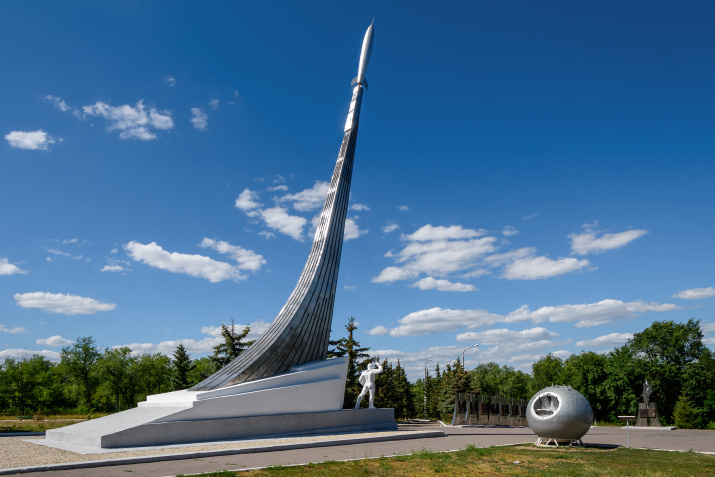 Мемориальный комплекс "Гагаринское поле" на месте приземления первого в мире космонавта. Фото: https://ru.depositphotos.com