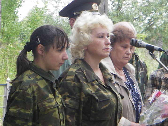 В центре - О.В.Гульцева. Учебно-поисковый лагерь "Искатель", 2006 г. Фото О.А.Золотарева В центре - О.В.Гульцева. Учебно-поисковый лагерь "Искатель", 2006 г. Фото О.А.Золотарева