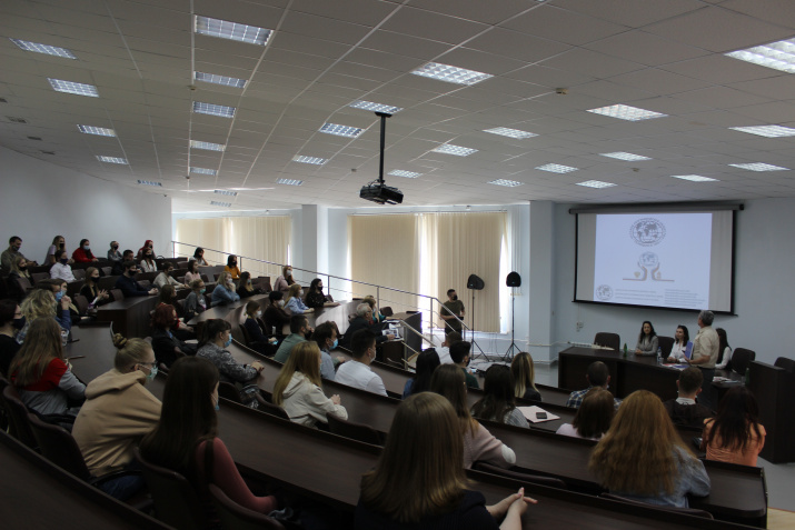 Профессор М. Милинчич рассказывает о деятельности  Центра РГО в Сербии. Фото предоставлено Смоленским региональным отделением