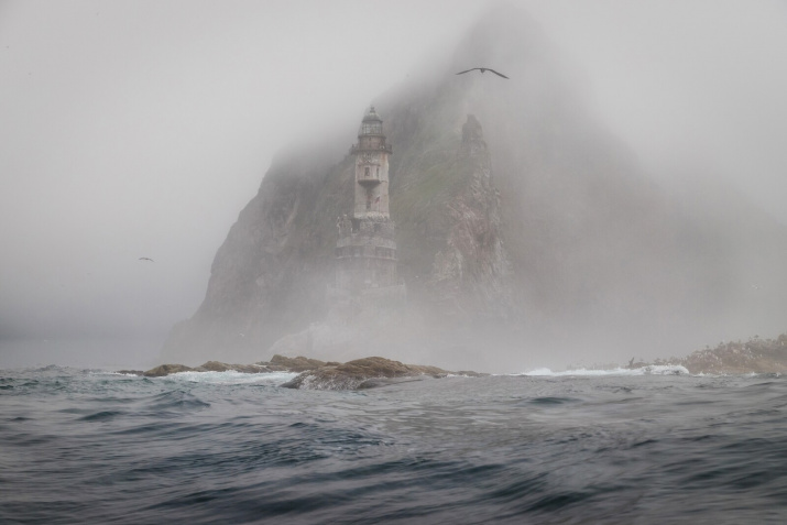 Заброшенный маяк Анива в тумане. Автор Александр Усик