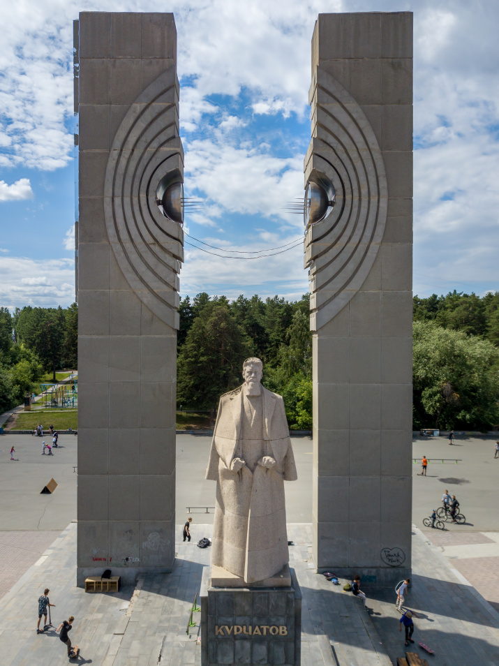 Памятник Курчатову стоит у самой кромки бора. Фото: Василий Яковлев