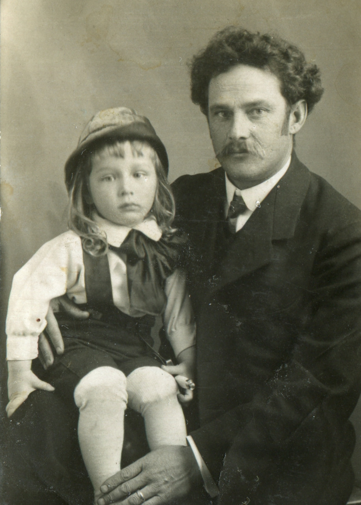С отцом Юрием Михайловичем. 1914 г. Фото из архива семьи Янковских