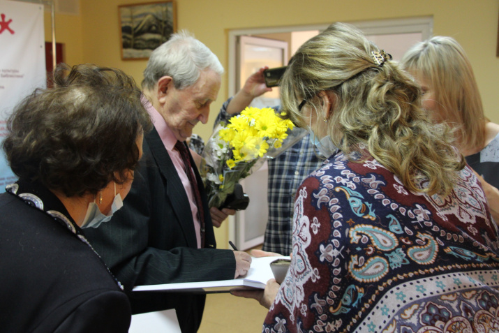 П.Л. Фефилов раздаёт афтографы.