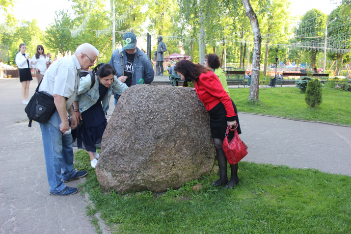 Знакомство с горными породами во время экскурсии по Смоленску. Фото: Тамара Ватлина