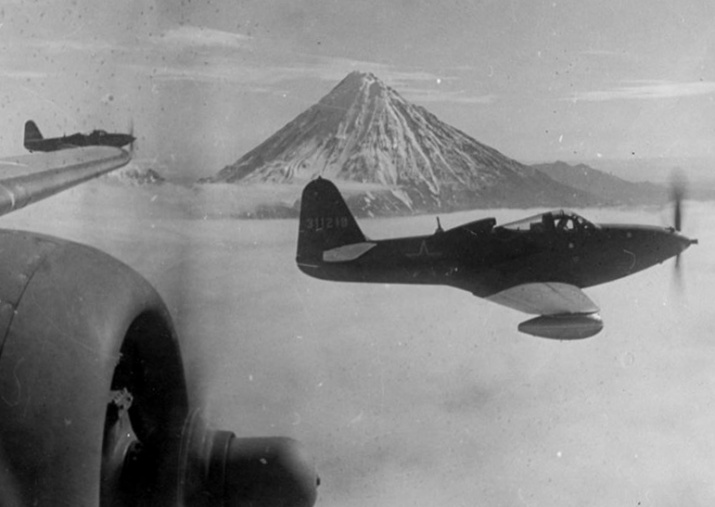 Истребители американского производства P-63 "Кингкобра" (Bell P-63 Kingcobra) в полете во время перегона по воздушной трассе Аляска-Сибирь на фоне Авачинской сопки на Камчатке. Фотография сделана с борта бомбардировщика A-20 "Бостон" Фото: pastvu.com 