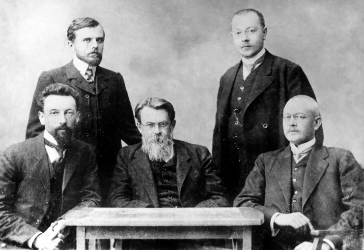 Владимир Вернадский (в центре) с коллегами по Московскому университету. 1911 год. Фото: Википедия