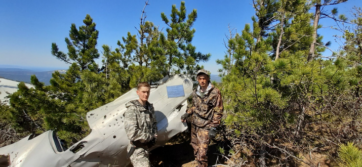 Михаил и Денис Жолобовы обновили табличку на месте крушения самолета Бостон А-20 на горе Зеленой.