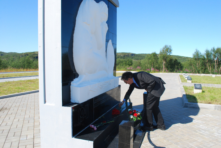 Херманн Краузе у памятника "Скорбящая мать" в Долине Славы, фото Ларисы Саляевой
