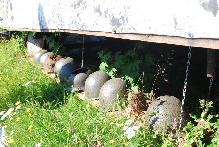 Пробитые шлемы советских и немецких солдат, Титовский рубеж, Мурманская область, фото Ларисы Саляевой