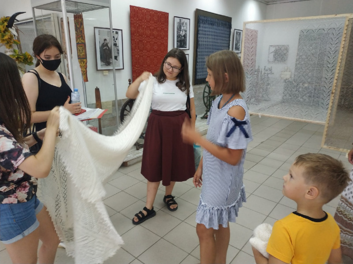 Экскурсия Дианы Сулеймановой в галерее "Оренбургский пуховый платок"