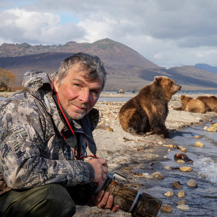 Константин Шатенев на Курильском озере среди медведей