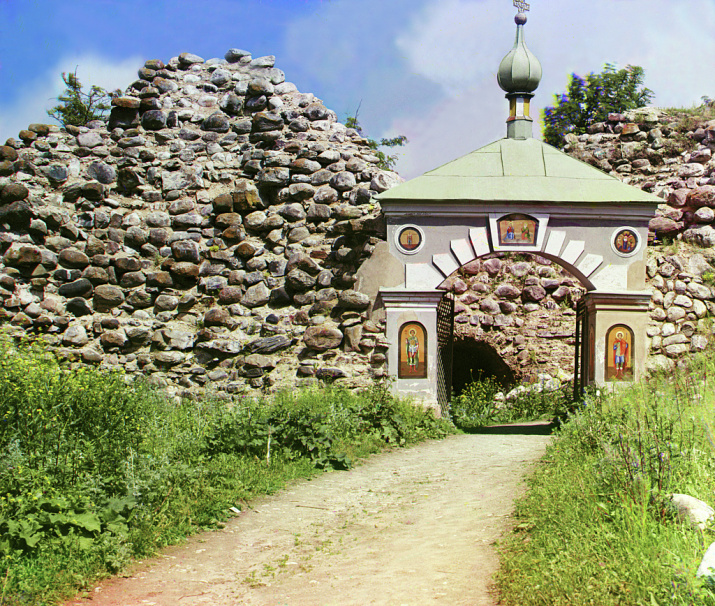 Вход во двор церкви Святого Георгия. Фото: Сергей Прокудин-Горский