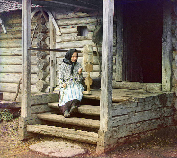 Женщина прядёт пряжу в деревне Изведово. Фото: Сергей Прокудин-Горский