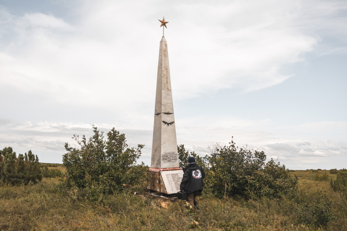 Отремонтированная участниками экспедиции стела. Фото: Александр Бормотин