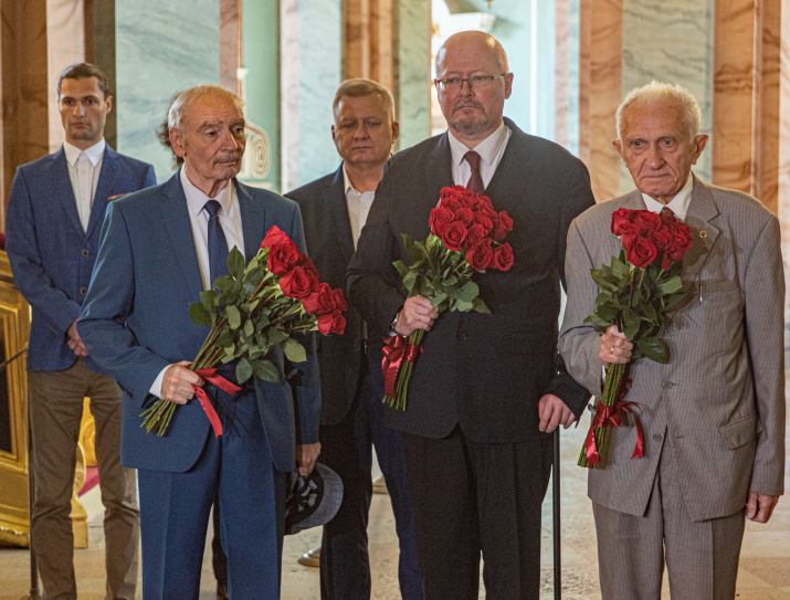 Участники торжественных мероприятий в Петропавловском соборе (слева направо): Владимир Разумовский, Вице-президент РГО Кирилл Чистяков, Почетный Президент РГО Владимир Котляков. Фото: Александр Филиппов