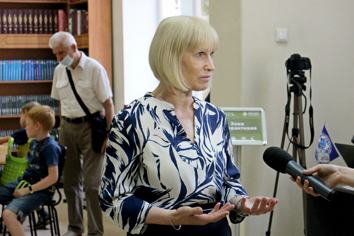 ССветлана Минюрова дает интервью телекомпании «Четвертый канал»