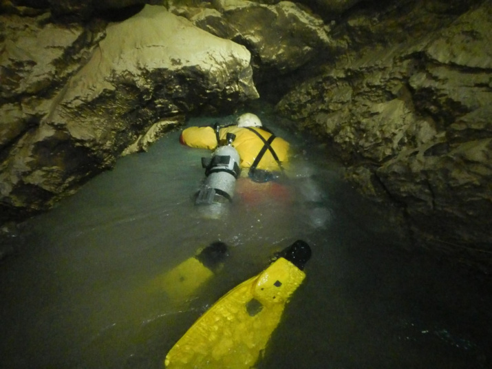 Геннадий Самохин исследует сифоны пещеры Крубера. Фото: Юрий Касьян