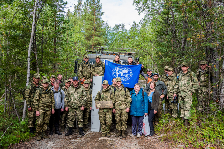 Участники экспедиции у подножия Хибинского горного массива, фото В. Новикова