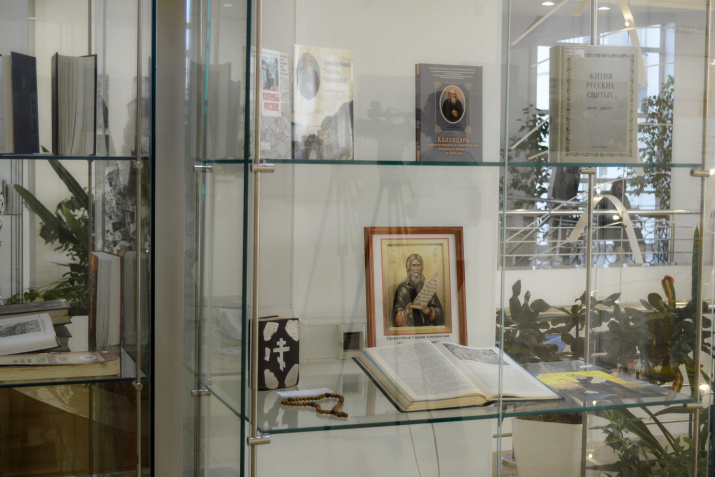 Одна из витрин выставки. Фото Петра Завишо Одна из витрин выставки