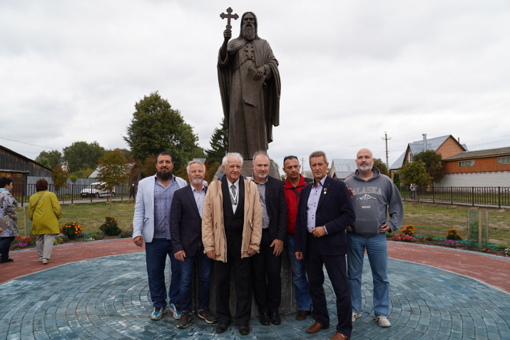 Участники Форума у нового памятника преподобному Герману Аляскинскому