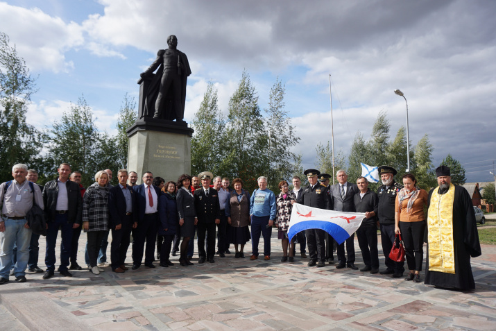 Участники Форума у памятника В. М. Головнину в Старожилово