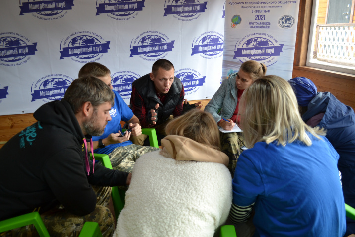 Работа над проектами. Фото представлено Молодёжным клубом на базе Иркутского областного отделения РГО
