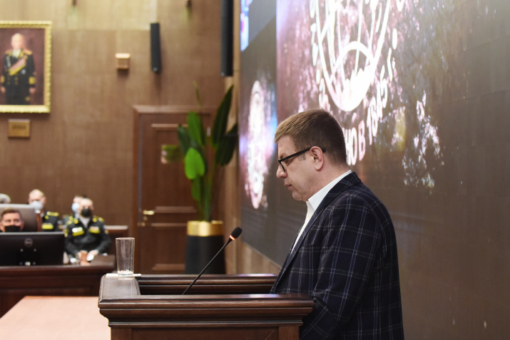 Председатель СГО В.Е.Воробьёв приветствует военнослужащих – участников Географического диктанта 2021. Фото: Юрий Югансон