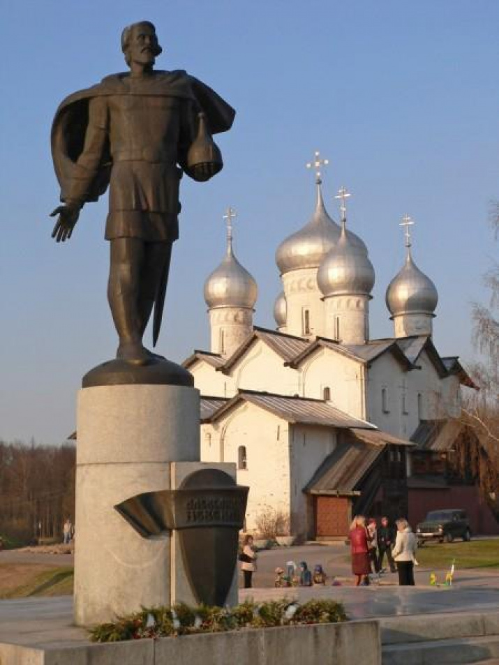Памятник Александру Невскому в Великом Новгороде. Источник: https://www.vipgeo.ru/countries/russia_showpl/dostoprimechatelnosti/pamyatnik_aleksandru_nevskomu_velikiynovgorod.html