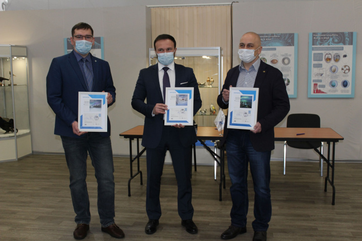 Участники мероприятия с открытками после их гашения. Фото предоставлено Мурманским областным краеведческим музеем