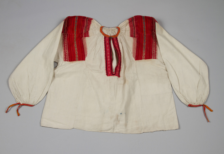  "Станушка" - верхняя часть женской рубахи из домашнего холста. Фото: Российский этнографический музей