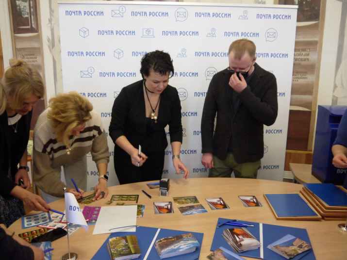 Галина Нестерова, Вера Ефендиева и Анатолий Якутин подписывают первые открытки. Презентация и памятное гашение открыток. Фото: Липецкое отделение РГО Галина Нестерова, Вера Ефендиева и Анатолий Якутин подписывают первые открытки из серии к 195-летию со дня рождения П.П. Семёнова-Тян-Шанского