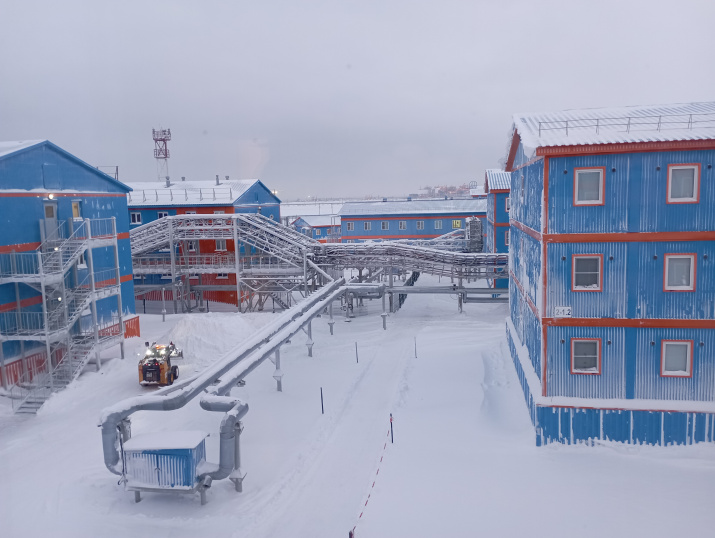 Улица вахтового городка. На эстакадах размещены все инженерные коммуникации, так как здесь зона многолетнемёрзлых грунтов (т.н. «вечная мерзлота»)