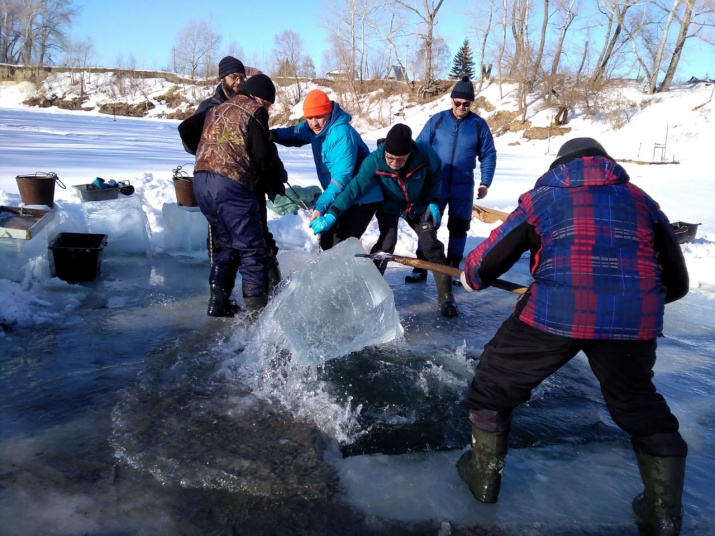 Участники экспедиции исследуют реку Тобол. Фото предоставлено Владом Дербышевым