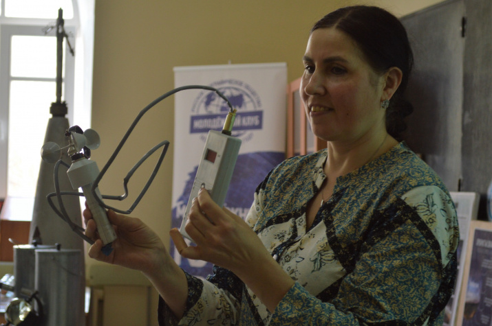 Елена Демидова, демонстрация прибора  Елена Демидова, демонстрация прибора