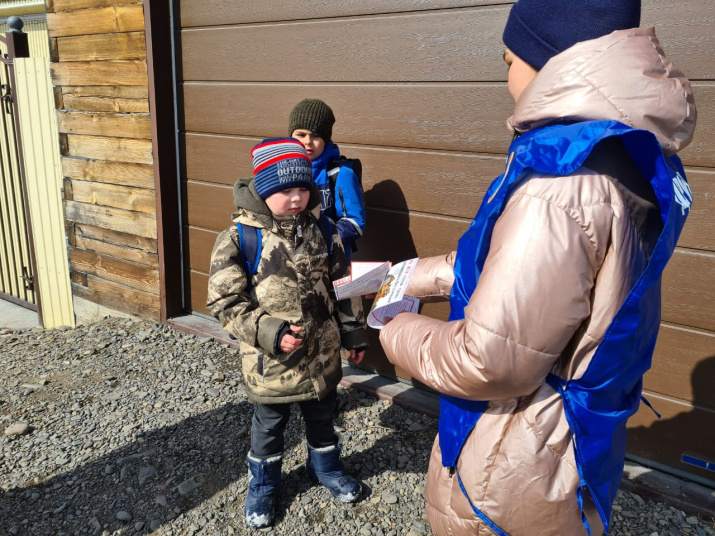 "Юные инспекторы" раздают памятки о правилах поведения на природе. Фото заповедника "Хакасский"