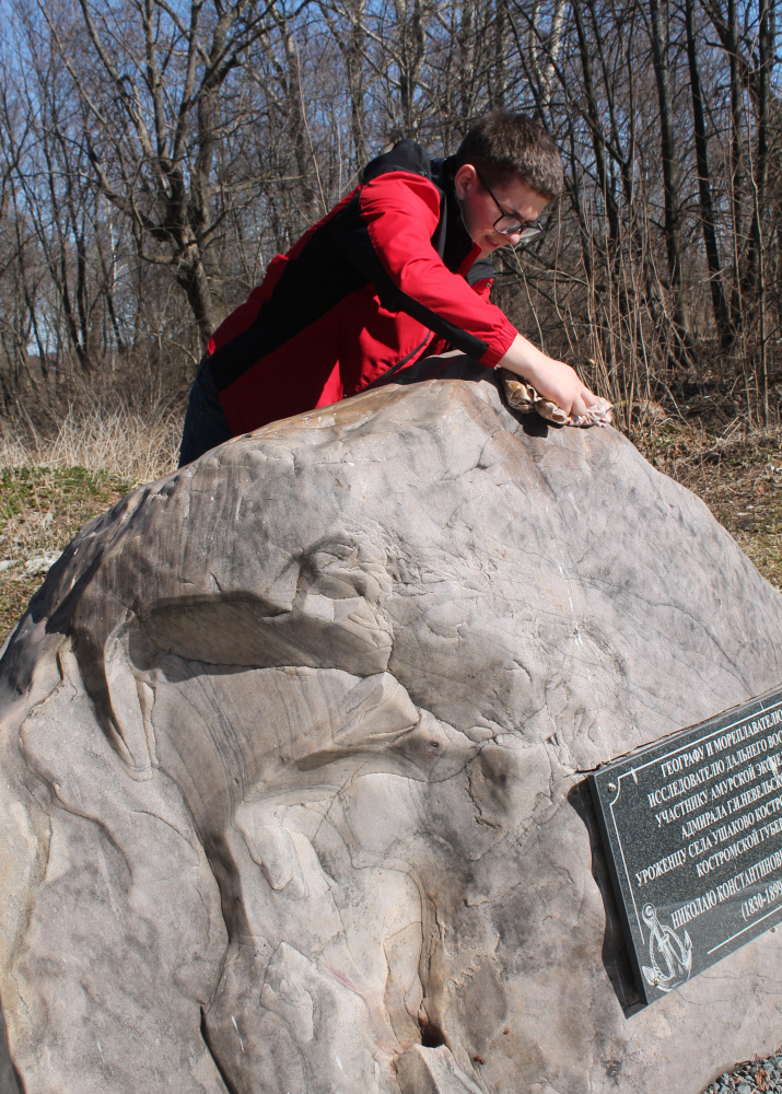 Уборка мемориала. Фото из личного архива участников акции