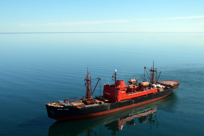 Научно-экспедиционное судно «Михаил Сомов» . Фото автора Научно-экспедиционное судно «Михаил Сомов» . Фото автора