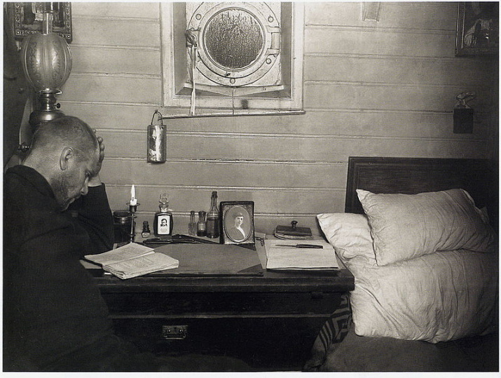 Георгий Седов в своей каюте. Фото: wikipedia.org