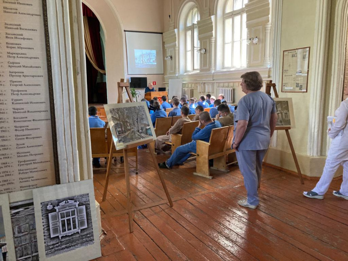 Лекция на открытии выставки. Фото Красноярского краевого отделения РГО