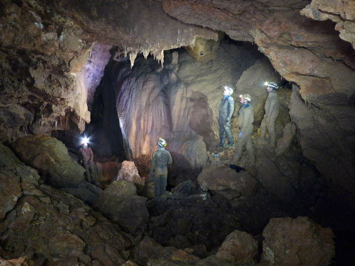 Исследователи в пещере Красная (фото Самохин Г.В.)
