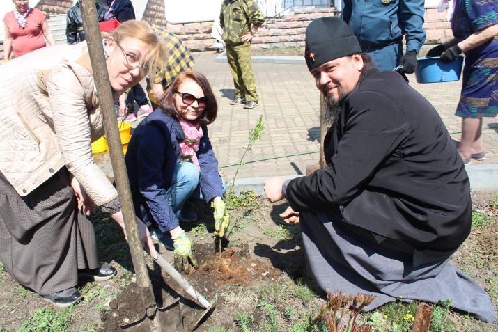 Автор фото Мошкина Татьяна. Участники акции с Владыкой Ефремом