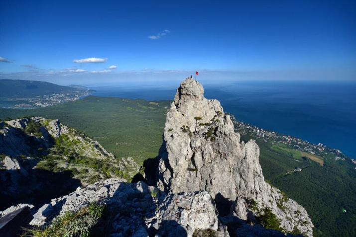 Флаги над Зубцами Ай-Петри с видом на г. Ялта. Фото: Юрий Югансон