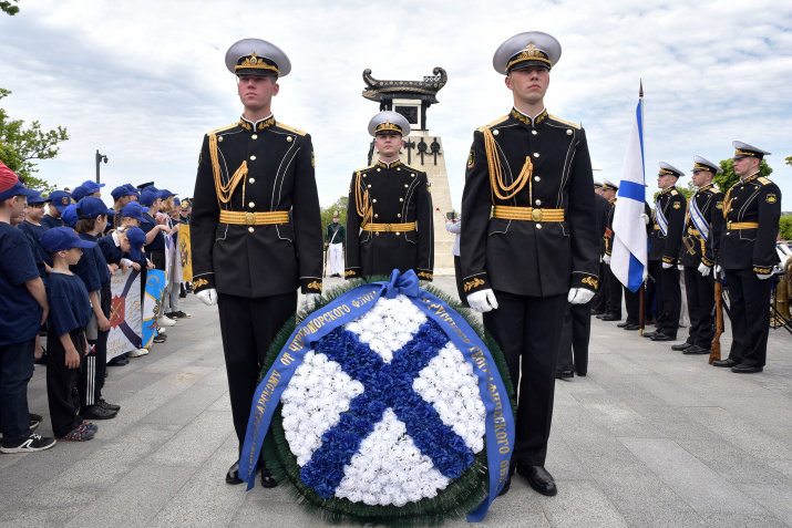 Капитану Казарскому от Русского географического общества и Черноморского флота. Фото: Юрий Югансон