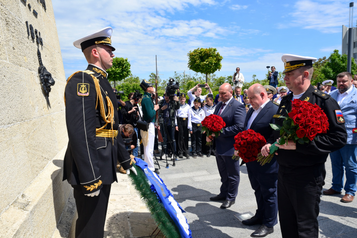 Почетные гости церемонии возложения к памятнику Казарскому А.И. на Матросском бульваре. Фото: Юрий Югансон