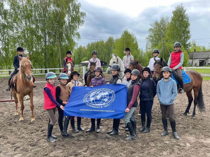 Участники акции в конно-спортивной школе. Фото предоставлено сотрудниками Дворца творчества детей и молодёжи